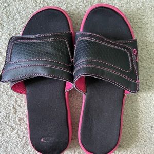 VGUC C9 pink and black slides size 3/4